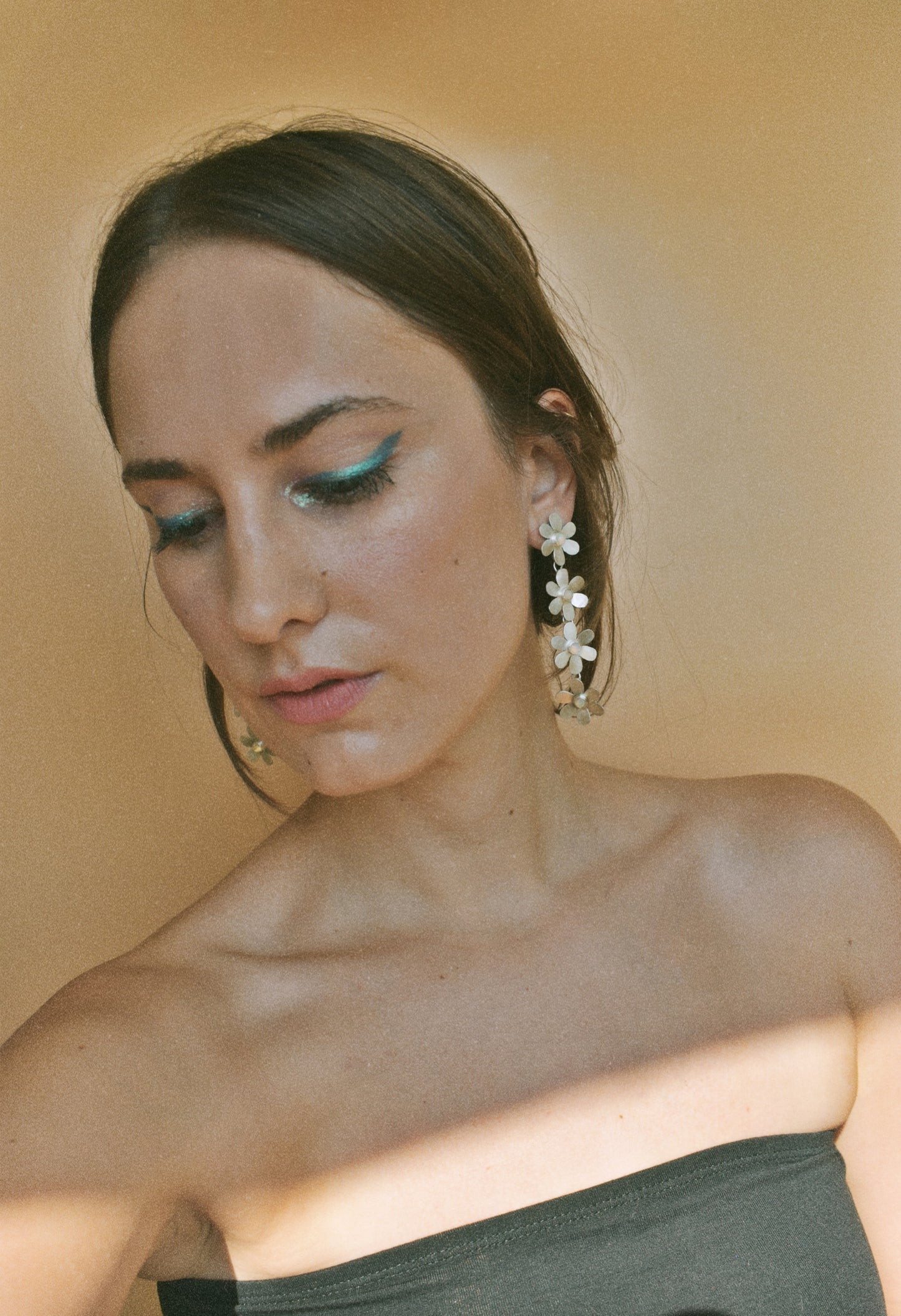 daisy dangle earrings