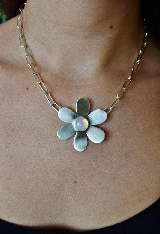 big daisy necklace