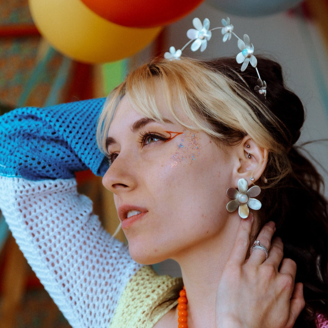 flower child daisy earrings